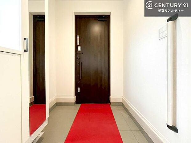 疲れて帰ってきても、ただいま!を言いたくなる、優しく迎え入れてくれる空間になっています。明るく温もり溢れる玄関です!