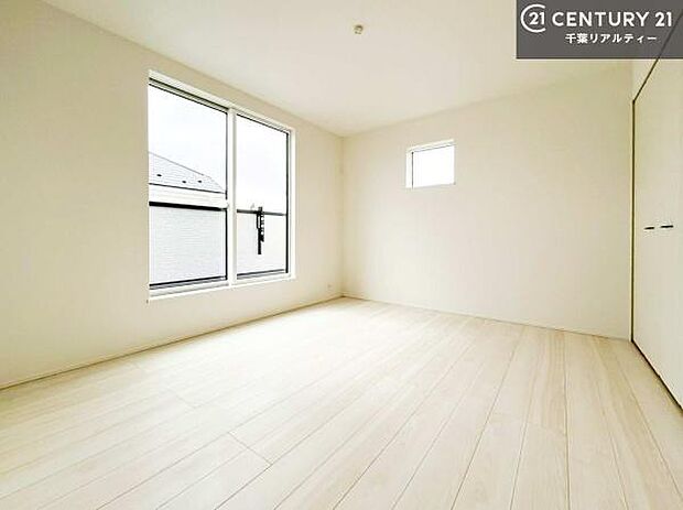 バルコニーに面している洋室です。明るく温もりがあり、換気もしっかりできます!朝起きて、外に出て背伸びをしつつ深呼吸をし良い朝を迎え入れることができます。