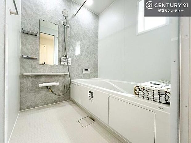 白を基調とした清潔感のあるバスルーム!快適なバスタイムが送れます!1日の疲れをしっかりと癒してくれる素敵なリラクゼーション空間になりそうですね。