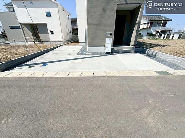 駐車スペースは3台分あります!セカンドカーはもちろん、バイクや自転車なども置き場所に困りません。