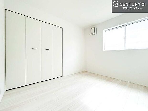 明るい室内は、風通しも良く、明るく大変居心地の良い空間となっております。リラックスして過ごせる心地の良いお部屋です!