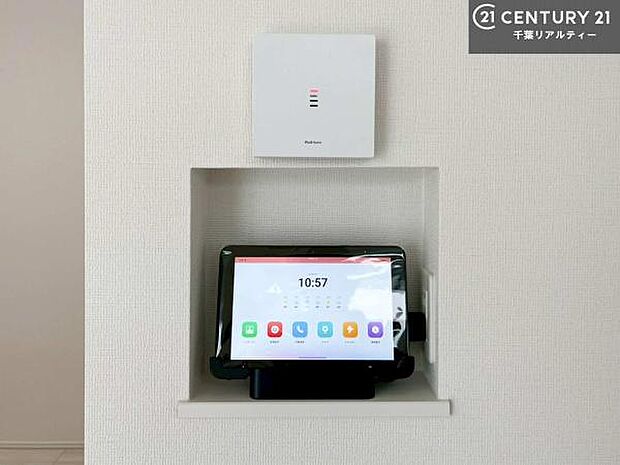 TVモニター付インターフォンを完備。来訪者の顔を確認してから対応できるため、防犯面にも配慮された安心の設備です。