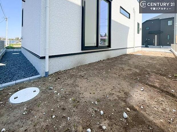 ちょっとしたお庭スぺースが付いています!ガーデニングも楽しめそうですね。