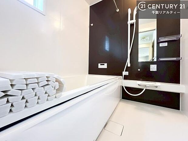 落ち着きある大人の雰囲気のバスルームは、味が出ていてバスタイムが充実!お仕事頑張っているご褒美にお好みの匂いの入浴剤を入れて、楽しんでみてはいかがでしょうか?