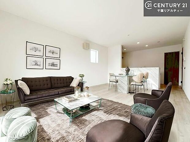 家具はCGパースです。開放感のある広々LDK!ソファーやダイニングテーブルを置いても窮屈にならないので快適に過ごせます!コミュニケーションが取りやすいリビングです!