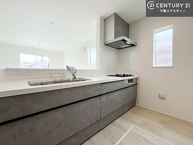 大人気の対面式システムキッチンを採用しています!ご家族のコミュニケーションが自然と増える設計です。お子様にも目が届くので嬉しいですね!広々使えて快適で作業が進みます。