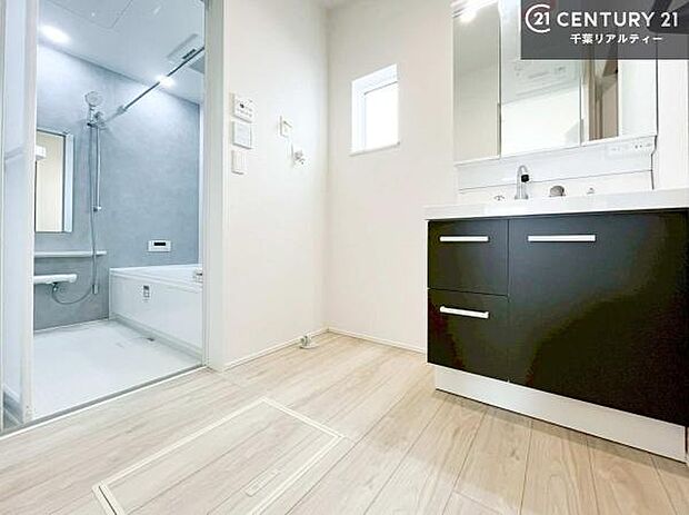 小窓付きの明るい洗面室です!湿気もすぐに入れ替えができて清潔に保つことができます!自然光が差し込むのでお化粧の仕上がりも良くなりますね!