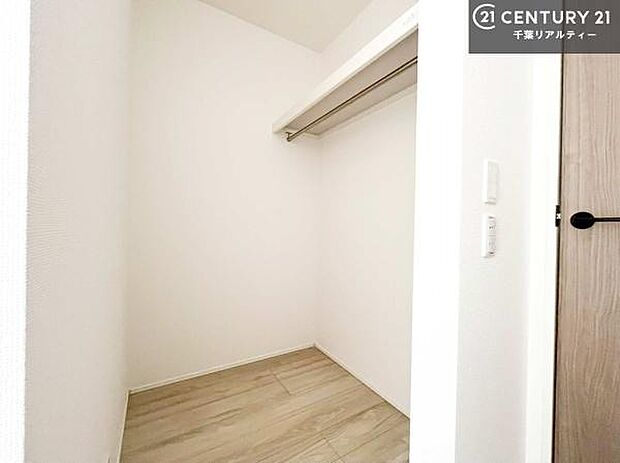 ウォークインクローゼット付きです。たくさんのお洋服などを収納しておけそうですね!他にも扇風機や加湿器など季節物の大きな家電も収納できます!