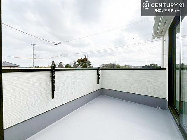 広々としたバルコニーで一日の始まりをスタート!お洗濯ものをたっぷり気持ちよく干せます!