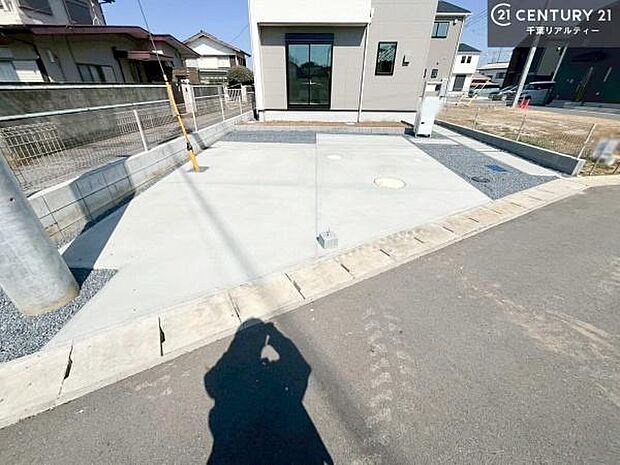 駐車スペースは3台分あります!セカンドカーはもちろん、バイクや自転車なども置き場所に困りません。