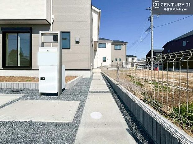 郵便ポスト付きで不在時でも荷物が受け取れてとっても便利!家にいなきゃいけないストレス回避!再配達の手間が省けます!