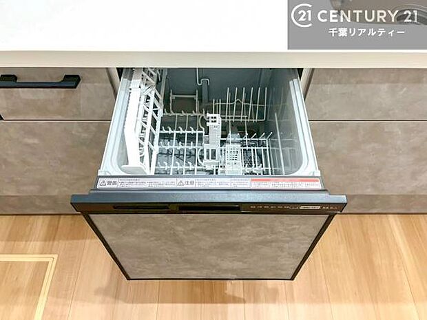 食洗機付きのキッチンです!忙しい時や手荒れ防止として大変活躍する便利な仕様です!ビルトインなのでキッチンの場所を取らず調理スペースを広く使うことが出来ます!