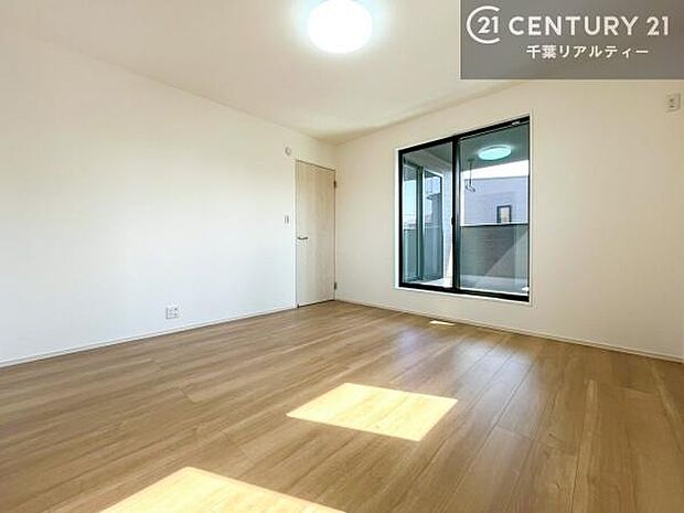 バルコニーに面している洋室です。明るく温もりがあり、換気もしっかりできます!朝起きて、外に出て背伸びをしつつ深呼吸をし良い朝を迎え入れることができます。