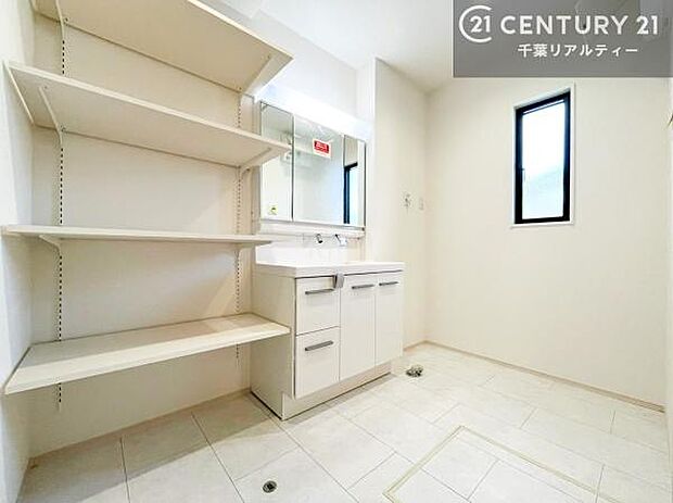 収納たっぷりの洗面室!日用品のストックやバスタオルがスッキリと収納できて取り出しやすい!水回りがスッキリ片付いて気持ちの良い空間!