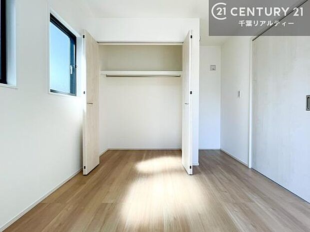 収納力に優れているからこそ、余計なモノを表に出さず、インテリアを美しくキープできます。シンプルで洗練された空間をお楽しみください。