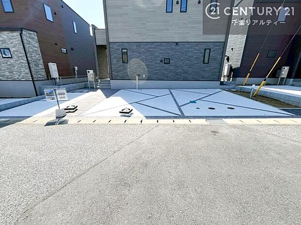 駐車スペースは3台分あります!セカンドカーはもちろん、バイクや自転車なども置き場所に困りません。
