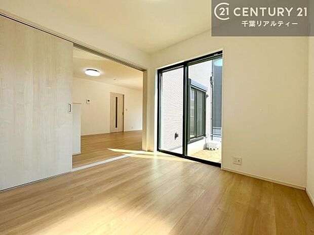 リビングに隣接した洋室は、開放すればLDKとつながる開放的な空間に。お子様の遊び場やワークスペース、客間など多目的に活用できる便利なお部屋です。