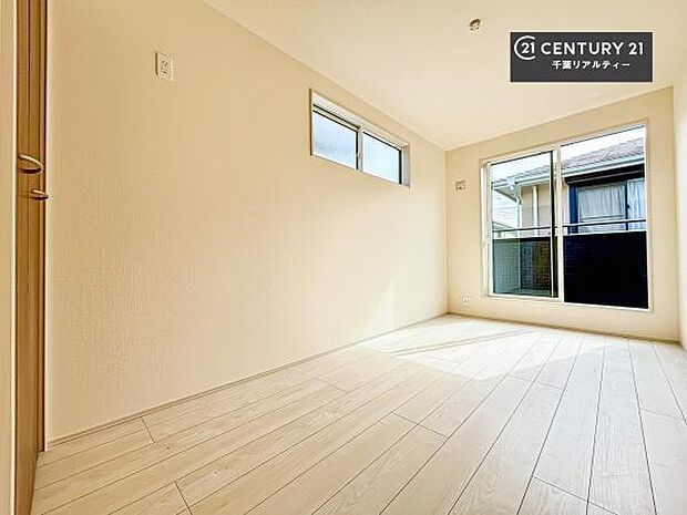 バルコニーに面している洋室です。明るく温もりがあり、換気もしっかりできます!朝起きて、外に出て背伸びをしつつ深呼吸をし良い朝を迎え入れることができます。