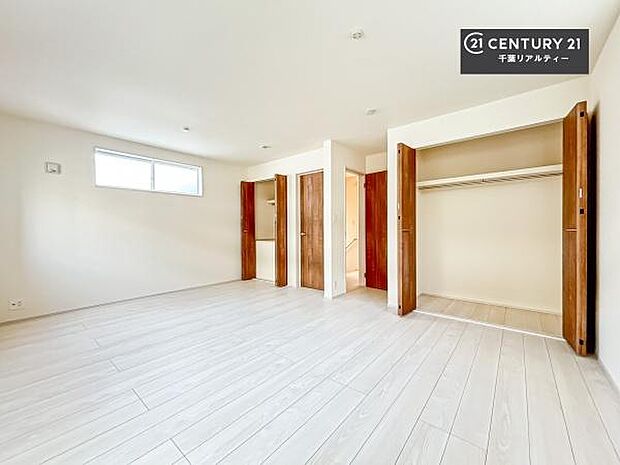 収納スペースがついています!居室をスッキリ整頓する事ができますね。家具を選ばないシンプルなデザインの為、家具を選ばずお気に入りの空間作りができそうですね。