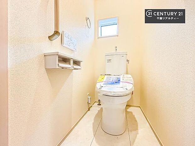 1・2階にトイレがございます!朝の忙しい時間帯も待たずにすみそうですね。白を基調とした清潔感のあるトイレでお手入れがしやすいです!