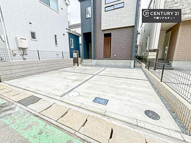 駐車スペースは2台分あります!(車種による)セカンドカーはもちろん、バイクや自転車なども置き場所に困りません。