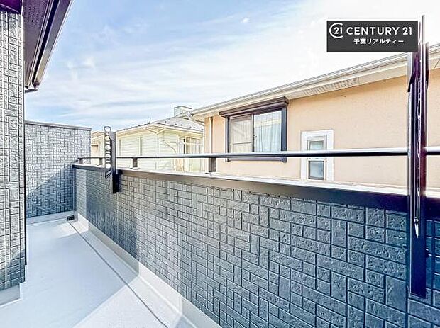 周囲は低層住宅が広がる落ち着いた街並み。静かで穏やかな住環境の中、ゆったりとした時間をお過ごしいただけます。