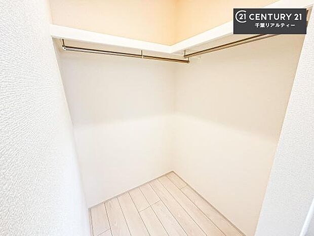 ウォークインクローゼット付きです。たくさんのお洋服などを収納しておけそうですね!他にも扇風機や加湿器など季節物の大きな家電も収納できます!