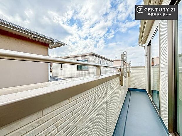 周囲は低層住宅が広がる落ち着いた街並み。静かで穏やかな住環境の中、ゆったりとした時間をお過ごしいただけます。