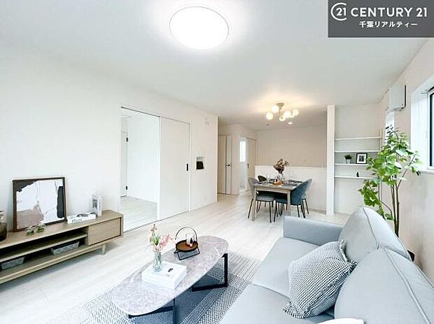 開放感のある広々LDK!ソファーやダイニングテーブルを置いても窮屈にならないので快適に過ごせます!コミュニケーションが取りやすいリビングです!