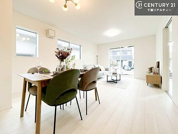 大きな窓からたっぷりの陽ざしが入る明るいリビング。開放感のあるリビングで家族団らんのくつろぎの時間を過ごせます!当日のご見学可能です!是非現地で陽当たりなどご体感くださいませ!