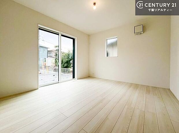 明るく温もりがあり、換気もしっかりできます!朝起きて、背伸びをしつつ深呼吸をし良い朝を迎え入れることが出来そうですね!