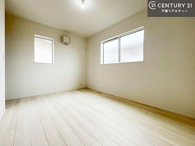 2面採光の洋室は、やわらかな光と心地よい風を取り込む明るい空間。掃き出し窓がないため安全性にも配慮されており、小さなお子様のお部屋としても安心してお使いいただけます。