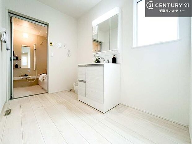 小窓付きの明るい洗面室です!湿気もすぐに入れ替えができて清潔に保つことができます!自然光が差し込むのでお化粧の仕上がりも良くなりますね!