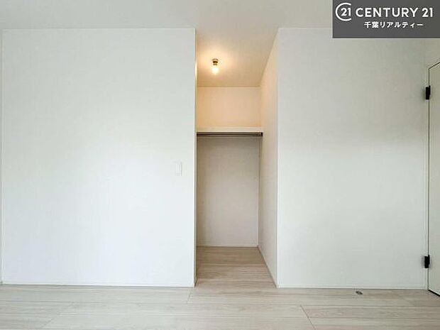 ウォークインクローゼット付きです。たくさんのお洋服などを収納しておけそうですね!他にも扇風機や加湿器など季節物の大きな家電も収納できます!