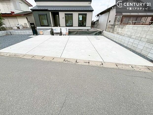 駐車スペースは3台分あります!セカンドカーはもちろん、バイクや自転車なども置き場所に困りません。