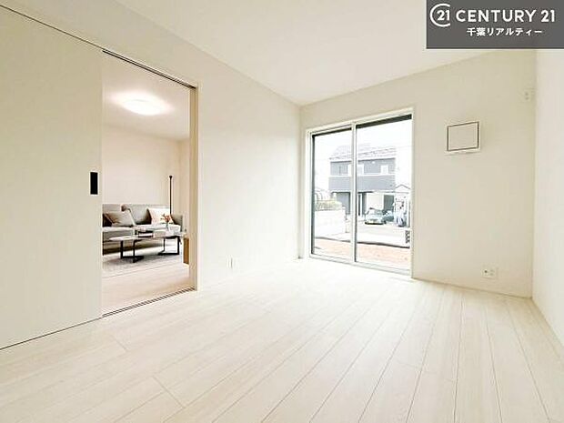 リビングに隣接した洋室は、開放すればLDKとつながる開放的な空間に。お子様の遊び場やワークスペース、客間など多目的に活用できる便利なお部屋です。