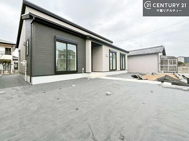 ちょっとしたお庭スぺースが付いています!ガーデニングも楽しめそうですね。