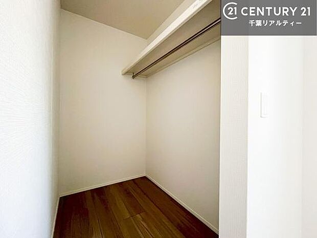 ウォークインクローゼット付きです。たくさんのお洋服などを収納しておけそうですね!他にも扇風機や加湿器など季節物の大きな家電も収納できます。