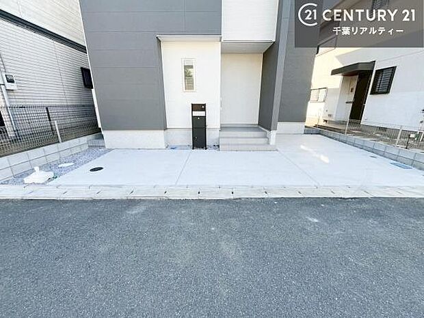 駐車スペースは2台分あります!セカンドカーはもちろん、バイクや自転車なども置き場所に困りません。