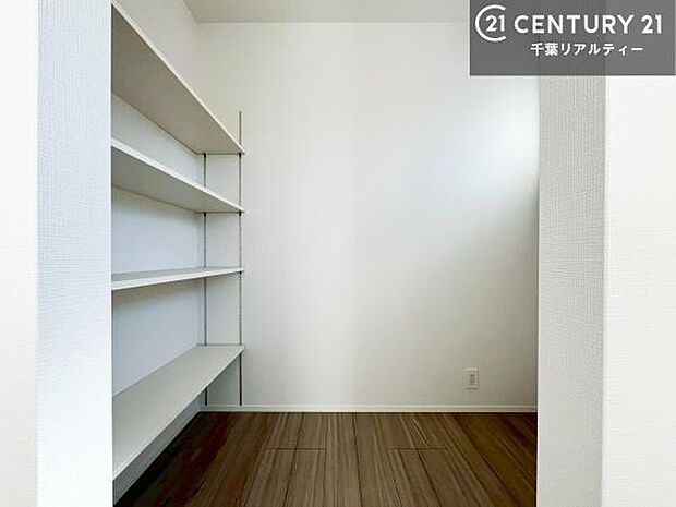 お子様の秘密基地や季節物の収納等々。多用途に使え便利なスペースです。