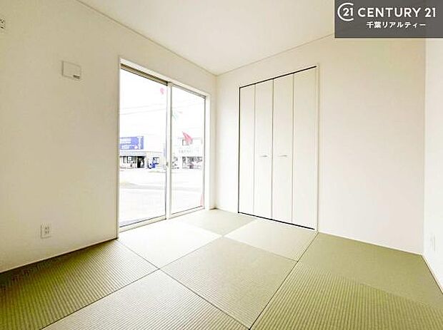 リビングと隣接した和室です!家事の休憩スペースやキッズスペースとして活用するのもよさそうですね!和室の使い方は無限大!収納スペースもたっぷりです!