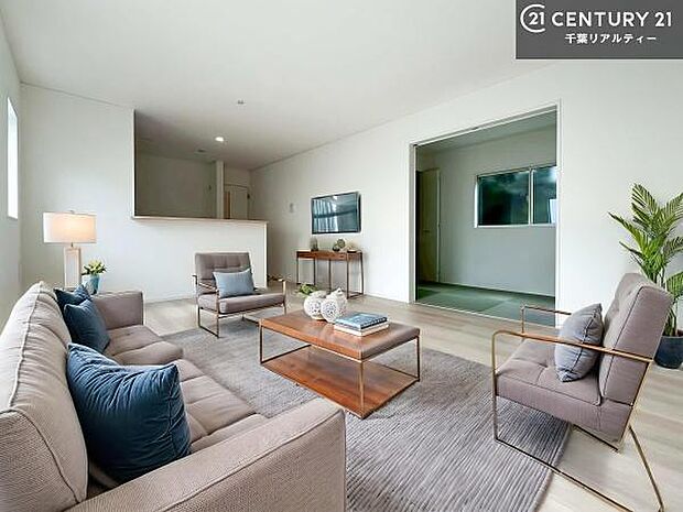 家具はCGパースです。開放感のある広々LDK!ソファーやダイニングテーブルを置いても窮屈にならないので快適に過ごせます!コミュニケーションが取りやすいリビングです!