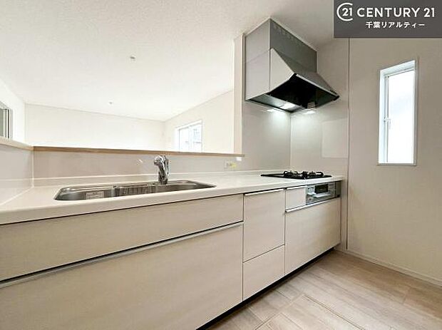 大人気の対面式システムキッチンを採用しています!ご家族のコミュニケーションが自然と増える設計です。お子様にも目が届くので嬉しいですね。広々使えて快適に作業が進みます。