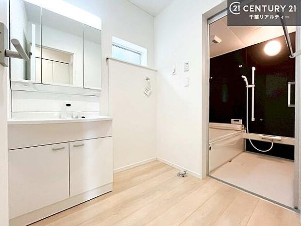 小窓付きの明るい洗面室です!湿気もすぐに入れ替えができて清潔に保つことができます!自然光が差し込むのでお化粧の仕上がりも良くなりますね!