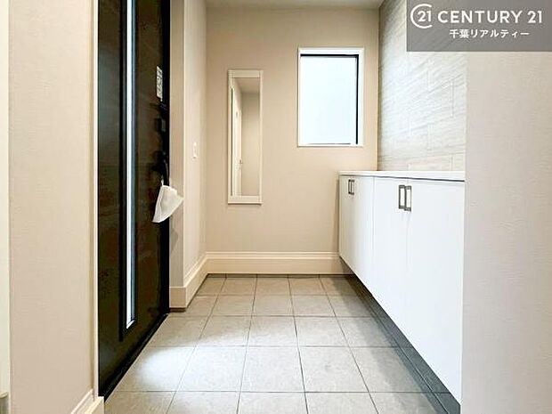 シューズボックス付きなので、玄関が片付きお掃除がしやすいです!スッキリした玄関で戸を開けた瞬間、清潔感のある心地いい空間が出迎えてくれます。