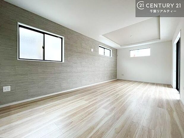 大きな窓からたっぷりの陽ざしが入る明るいリビング。開放感のあるリビングで家族団らんのくつろぎの時間を過ごせます!当日のご見学可能です!是非現地で陽当たりなどご体感くださいませ!