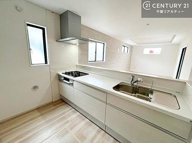 大人気の対面式システムキッチンを採用しています!ご家族のコミュニケーションが自然と増える設計です。お子様にも目が届くので嬉しいですね!広々使えて快適で作業が進みます。