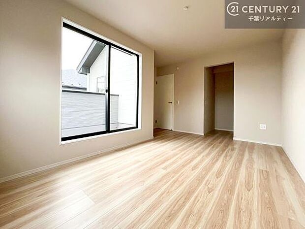 優しい光が差し込む洋室は、朝の目覚めも気持ちが良さそうですね。おうち時間もゆったりと過ごすことができます。優しい色合いのフローリングがどんな家具にもマッチします!