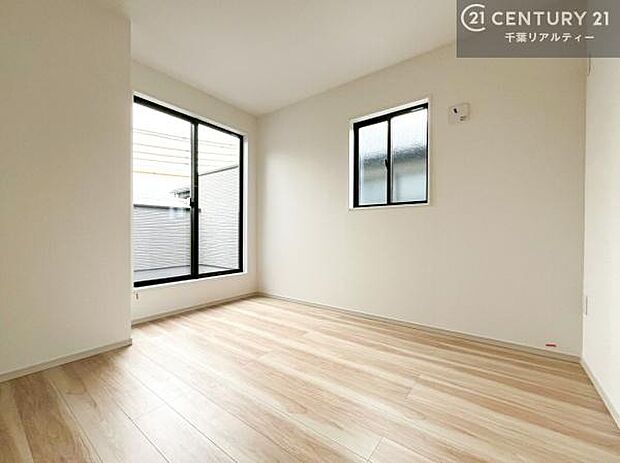 バルコニーに面している洋室です。明るく温もりがあり、換気もしっかりできます!朝起きて、外に出て背伸びをしつつ深呼吸をし良い朝を迎え入れることができます。