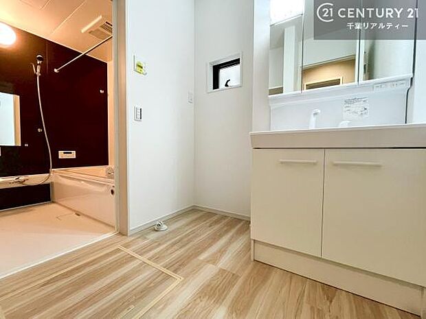 小窓付きの明るい洗面室です!湿気もすぐに入れ替えができて清潔に保つことができます!自然光が差し込むのでお化粧の仕上がりも良くなりますね!